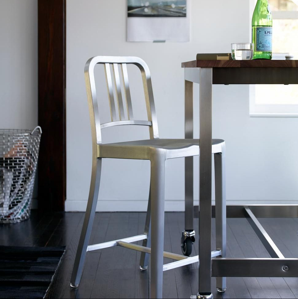 Tabouret Navy 1006 Emeco en situation à un comptoir | Antifer