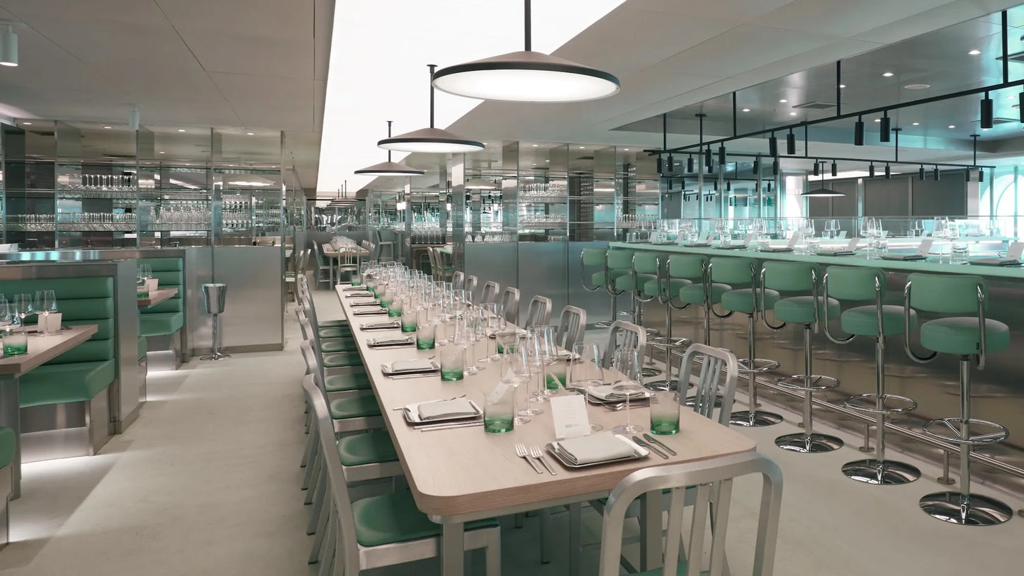Emeco 1006 Navy Chair en restaurant Test Kitchen Virgin Voyages — aluminium brossé en situation | Antifer