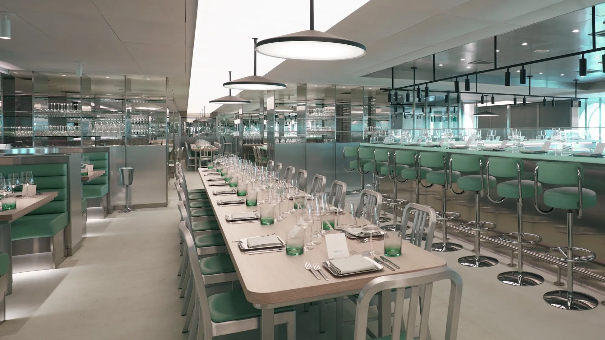 Emeco 1006 Navy Chair en restaurant Test Kitchen Virgin Voyages — aluminium brossé en situation | Antifer