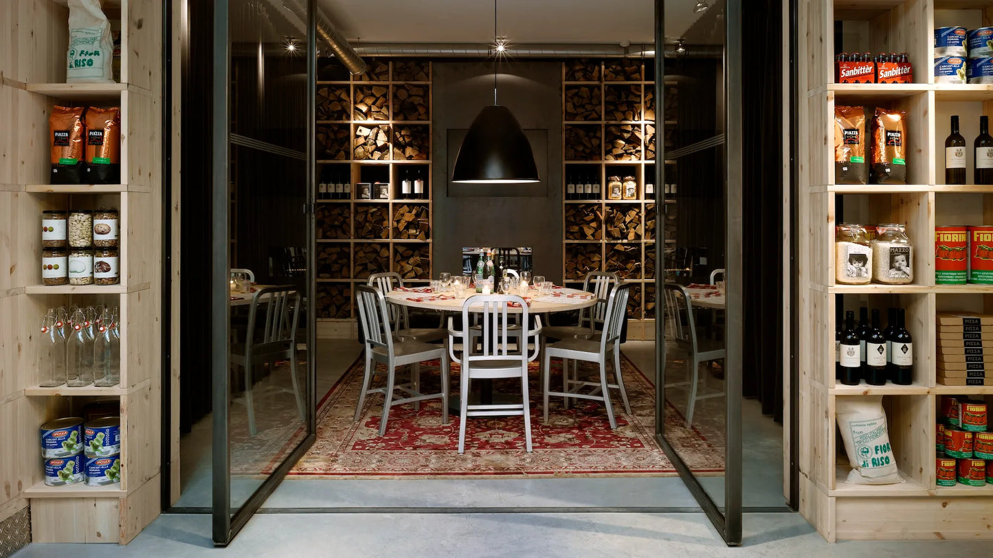 Emeco 1006 Navy au restaurant Mazzo Amsterdam — aluminium brossé en situation | Antifer