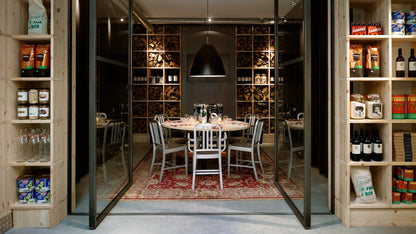 Emeco 1006 Navy au restaurant Mazzo Amsterdam — aluminium brossé en situation | Antifer