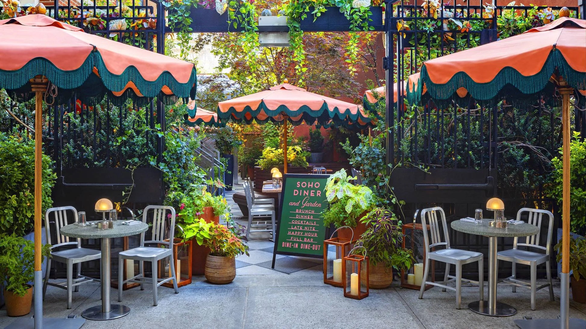 Emeco 1006 Navy en jardin du Soho Grand Hotel NYC — aluminium brossé extérieur | Antifer