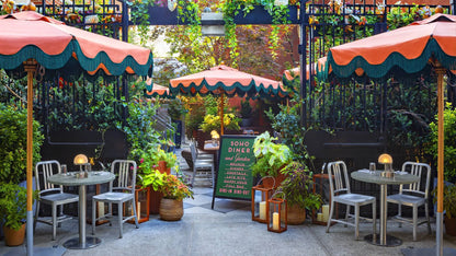 Emeco 1006 Navy en jardin du Soho Grand Hotel NYC — aluminium brossé extérieur | Antifer