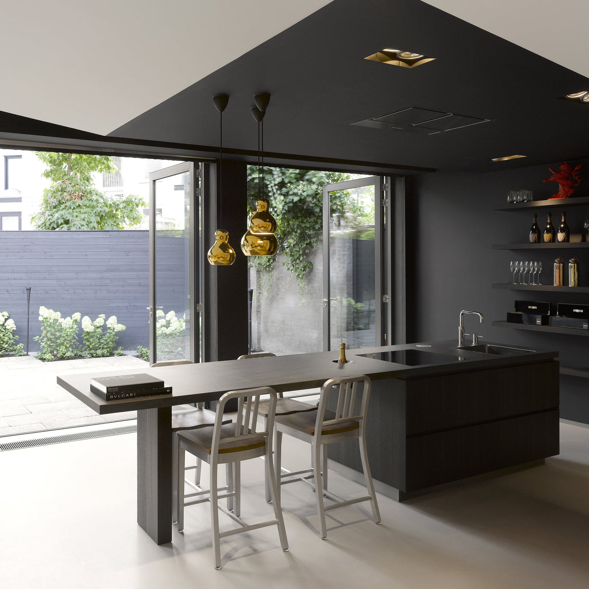 Tabouret Navy 1006 en aluminium recyclé par Emeco — en situation à un îlot de cuisine | Antifer