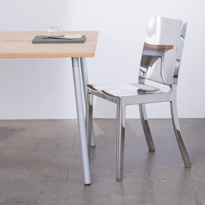 Chaise Hudson Emeco (Philippe Starck) en situation à une table en bois | Antifer