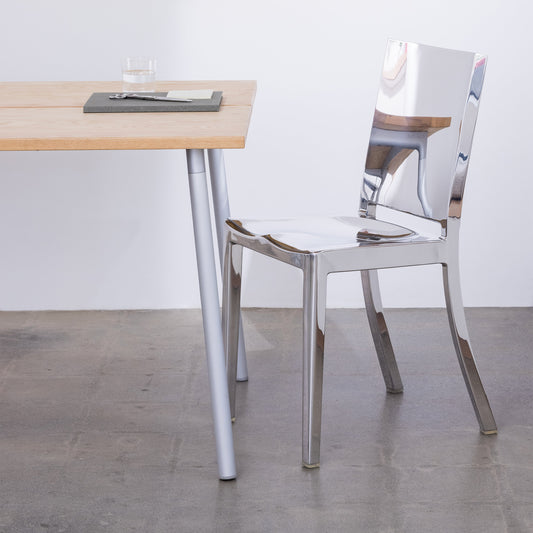 Chaise Hudson Emeco (Philippe Starck) en situation à une table en bois | Antifer