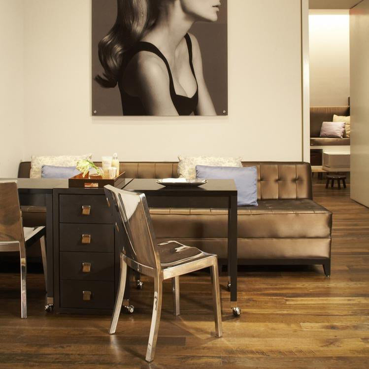 Chaise Hudson Emeco (Philippe Starck) en situation dans une salle à manger avec banquette | Antifer