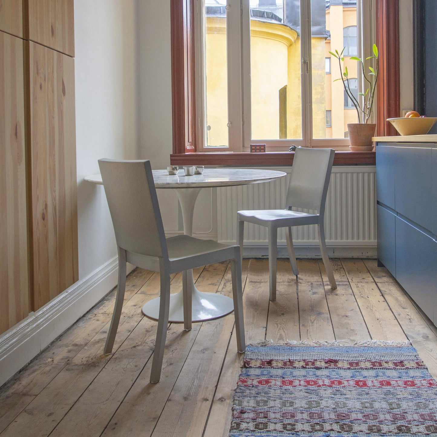Chaise Hudson en aluminium par Philippe Starck pour Emeco — en situation près d'une fenêtre | Antifer