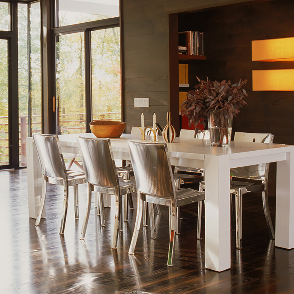 Chaises Hudson Emeco (Philippe Starck) en situation autour d'une grande table | Antifer