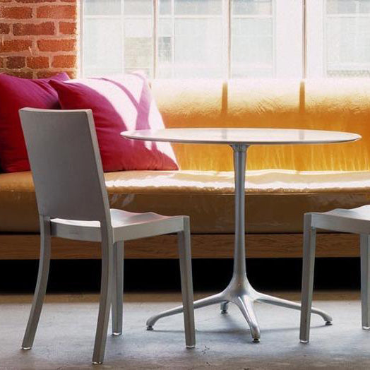 Chaise Hudson Emeco (Philippe Starck) en situation dans un café, coin banquette | Antifer