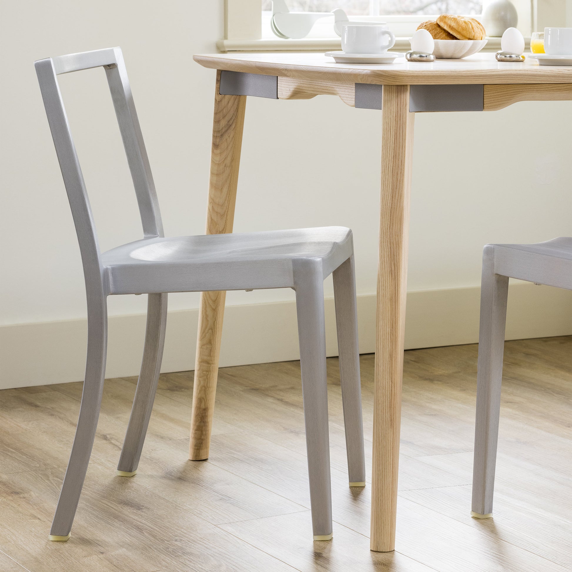 Chaise Icon Emeco (Philippe Starck) en situation autour d'une table de petit-déjeuner | Antifer