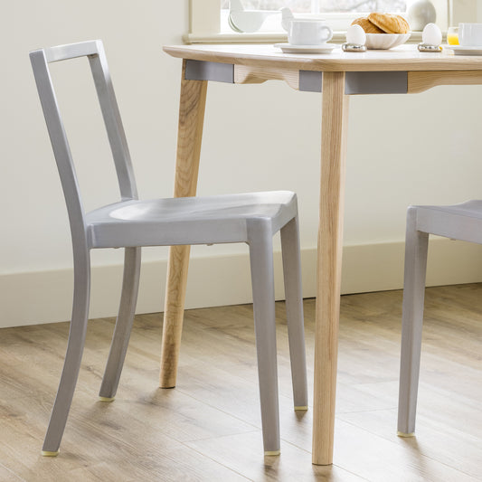 Chaise Icon Emeco (Philippe Starck) en situation autour d'une table de petit-déjeuner | Antifer