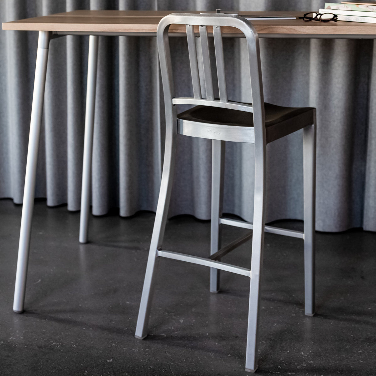 Tabouret Navy 1006 Emeco en situation à un comptoir de cuisine | Antifer