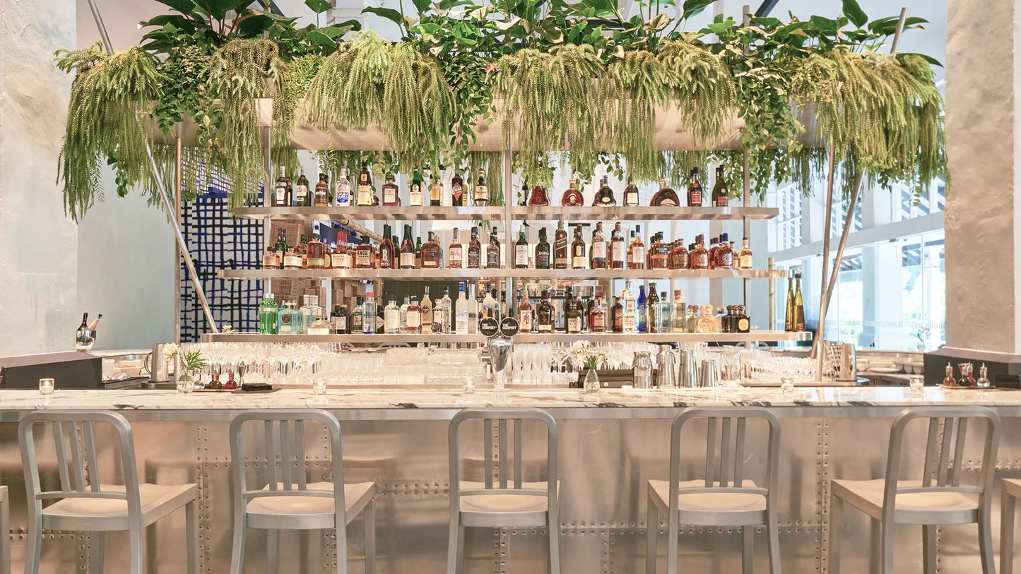 Emeco 1006 Navy au Dempsey Cookhouse Singapour — aluminium brossé | Antifer