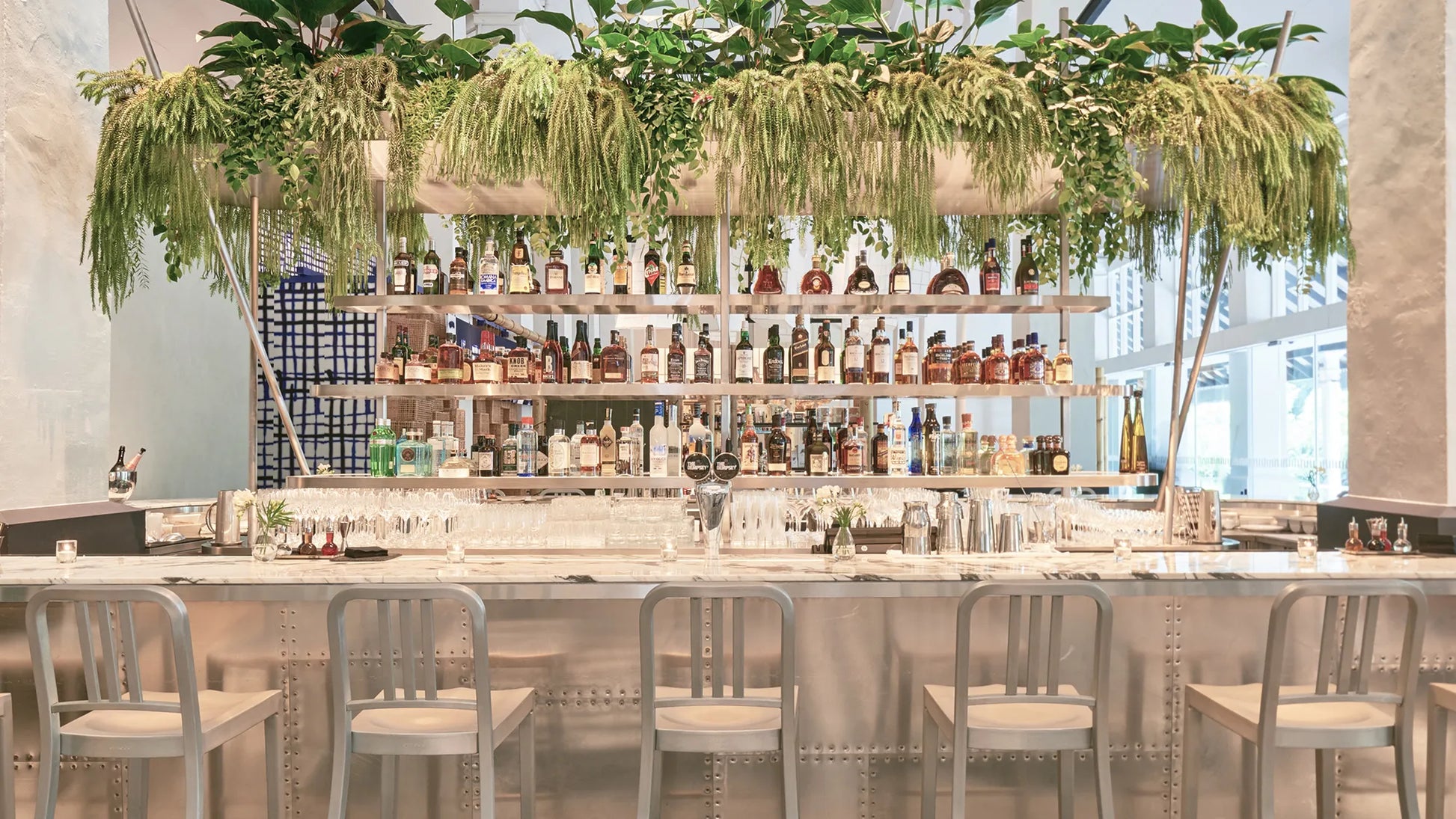 Emeco 1006 Navy au Dempsey Cookhouse Singapour — aluminium brossé | Antifer