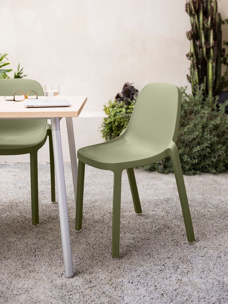 Patio gros plan sur chaise broom au bout d'une table 