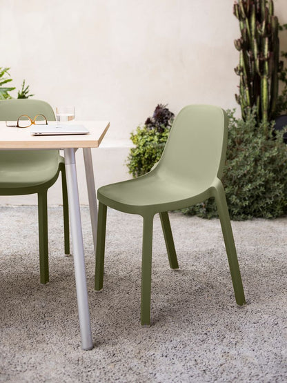 Patio gros plan sur chaise broom au bout d'une table 