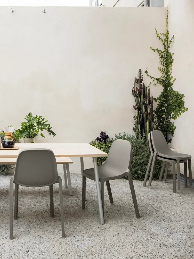 Patio avec plusieurs chaises de jardin design Philippe Starck Broom donc 2 empilées 