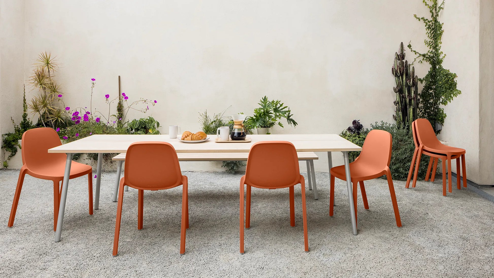 Patio grande table avec 5 chaises broom couleur terracotta 