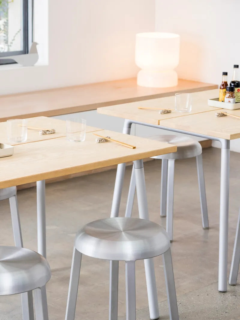 Petits tabourets Za groupés autour de tables Run — Emeco | Antifer