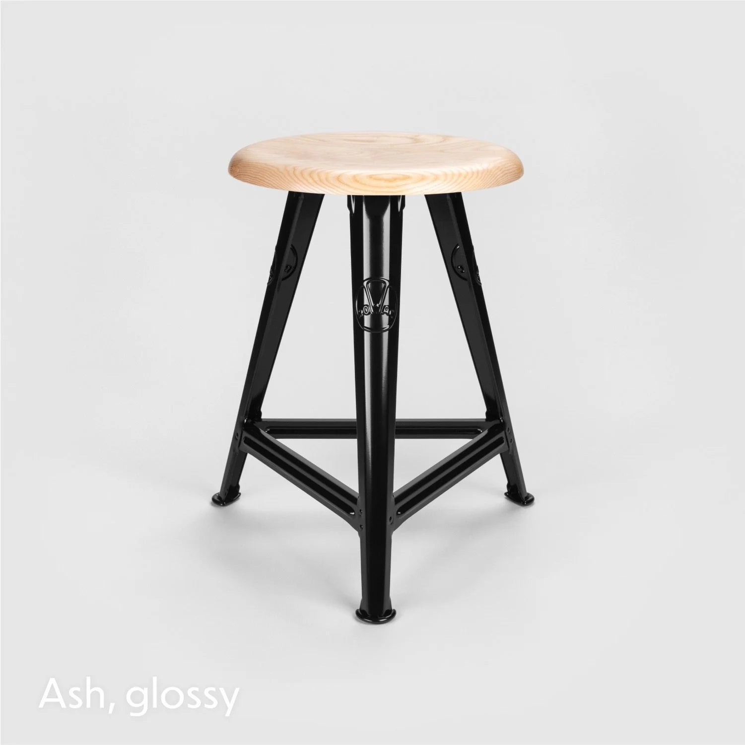 Échantillon of finish frêne verni brillant — Stool Rowac Schemel | Antifer