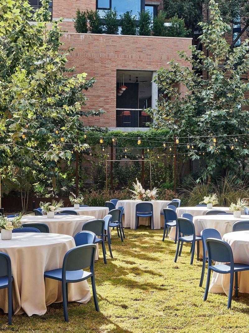 Espace événementiel de l'Hôtel Magdalena avec mobilier Emeco — chaises Navy en aluminium sur terrasse