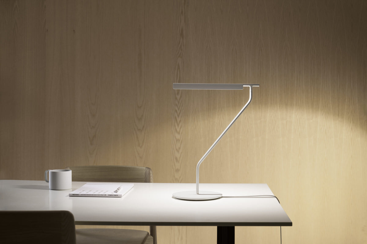 Lampe de bureau V w263 Base sur un bureau devant un mur en bois
