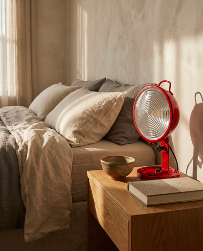 Lampe Jeep rouge aluminium en chevet — design Cesare Leonardi & Franca Stagi | Antifer