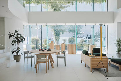 castor chair en situation — Karimoku New Standard
