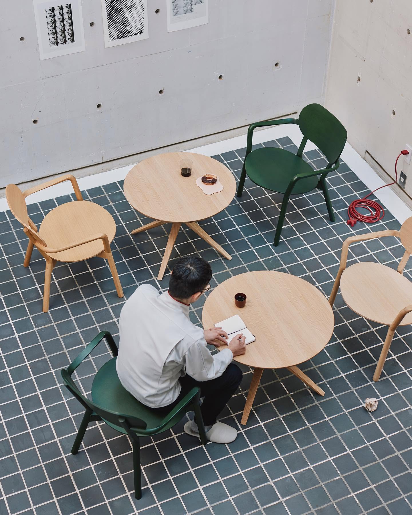castor chair en situation — Karimoku New Standard