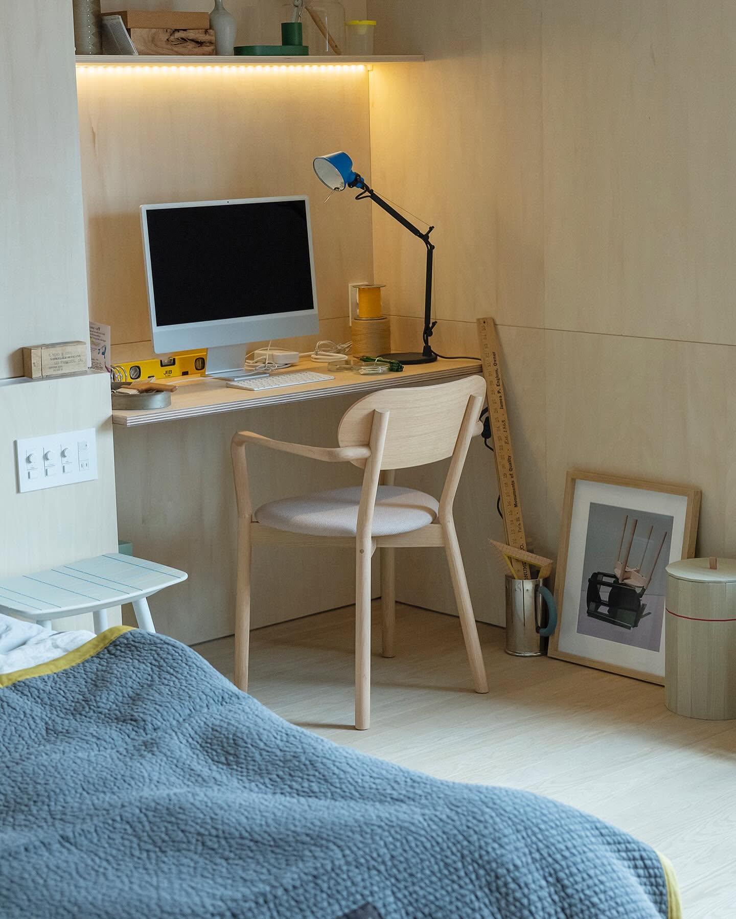 castor chair en situation — Karimoku New Standard