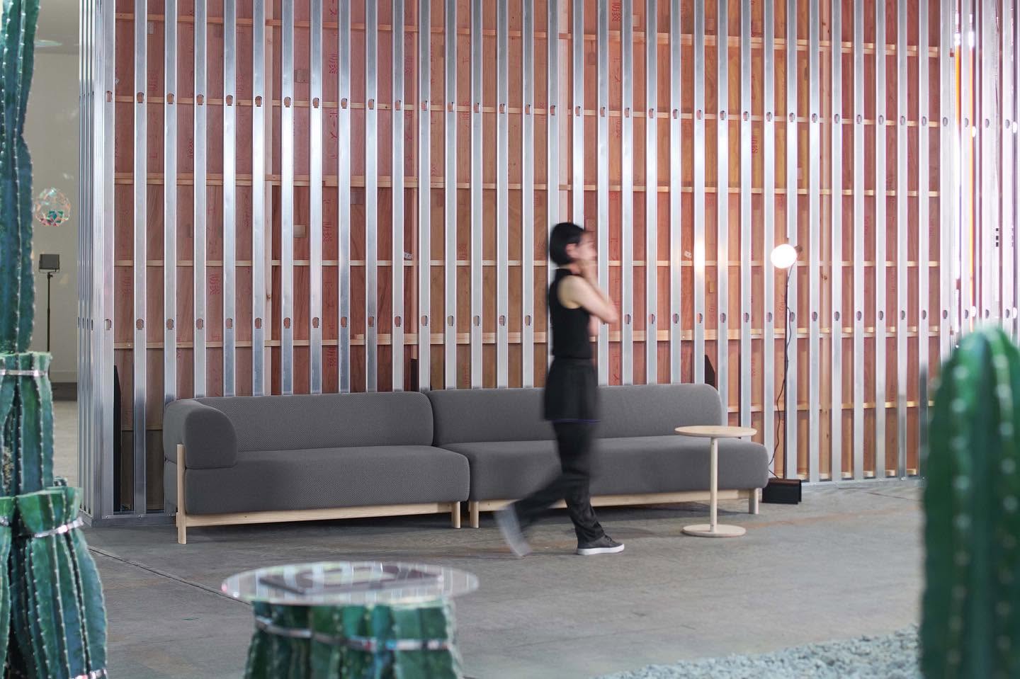 castor lobby sofa en situation — Karimoku New Standard