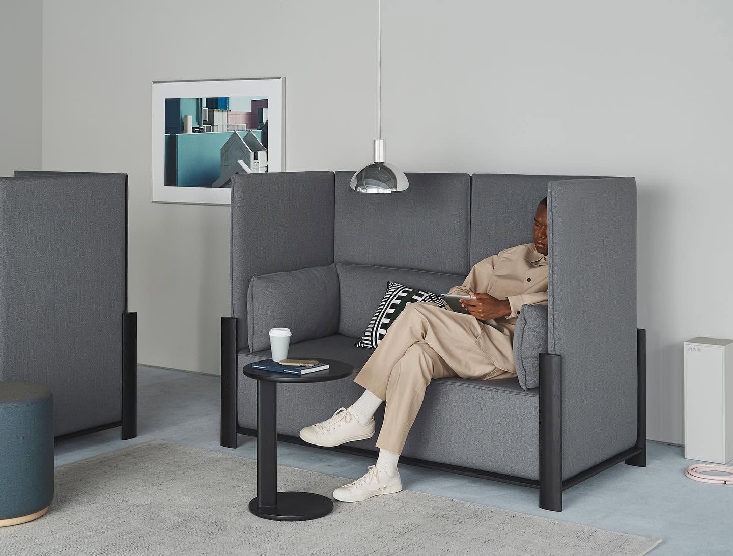 castor lobby sofa en situation — Karimoku New Standard