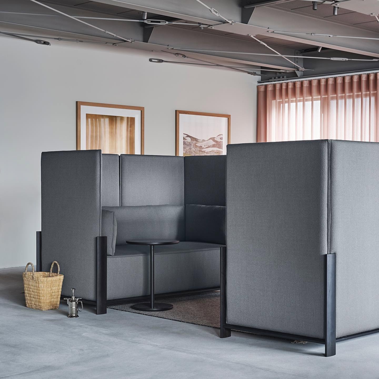 castor lobby sofa en situation — Karimoku New Standard