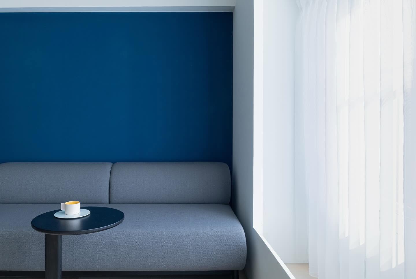 castor lobby sofa en situation — Karimoku New Standard