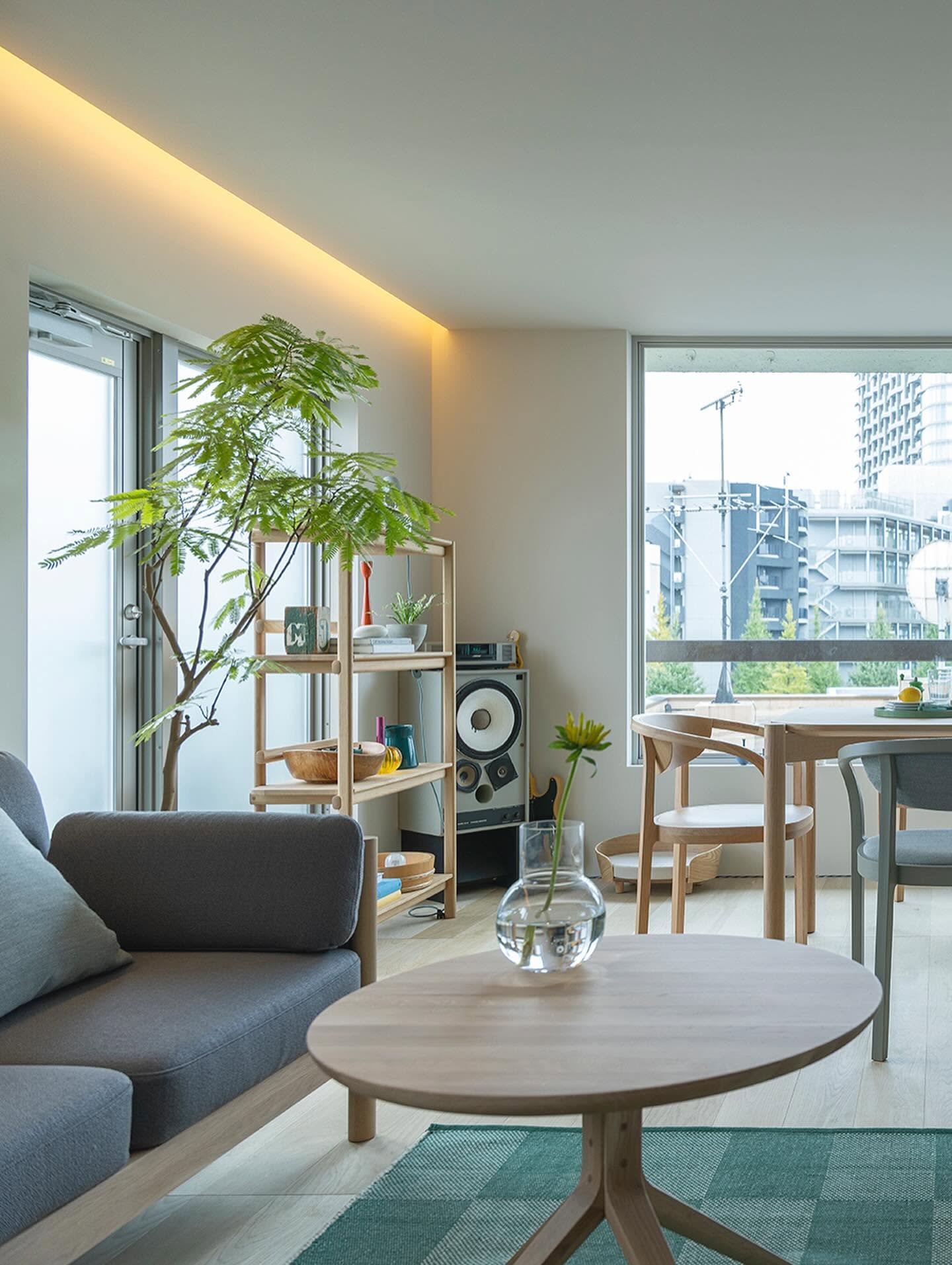 castor lobby sofa en situation — Karimoku New Standard