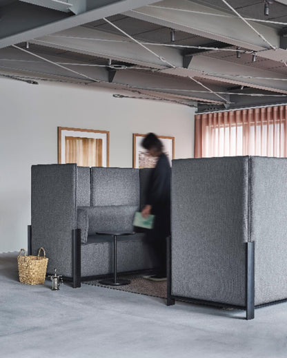 castor lobby sofa plus en situation — Karimoku New Standard