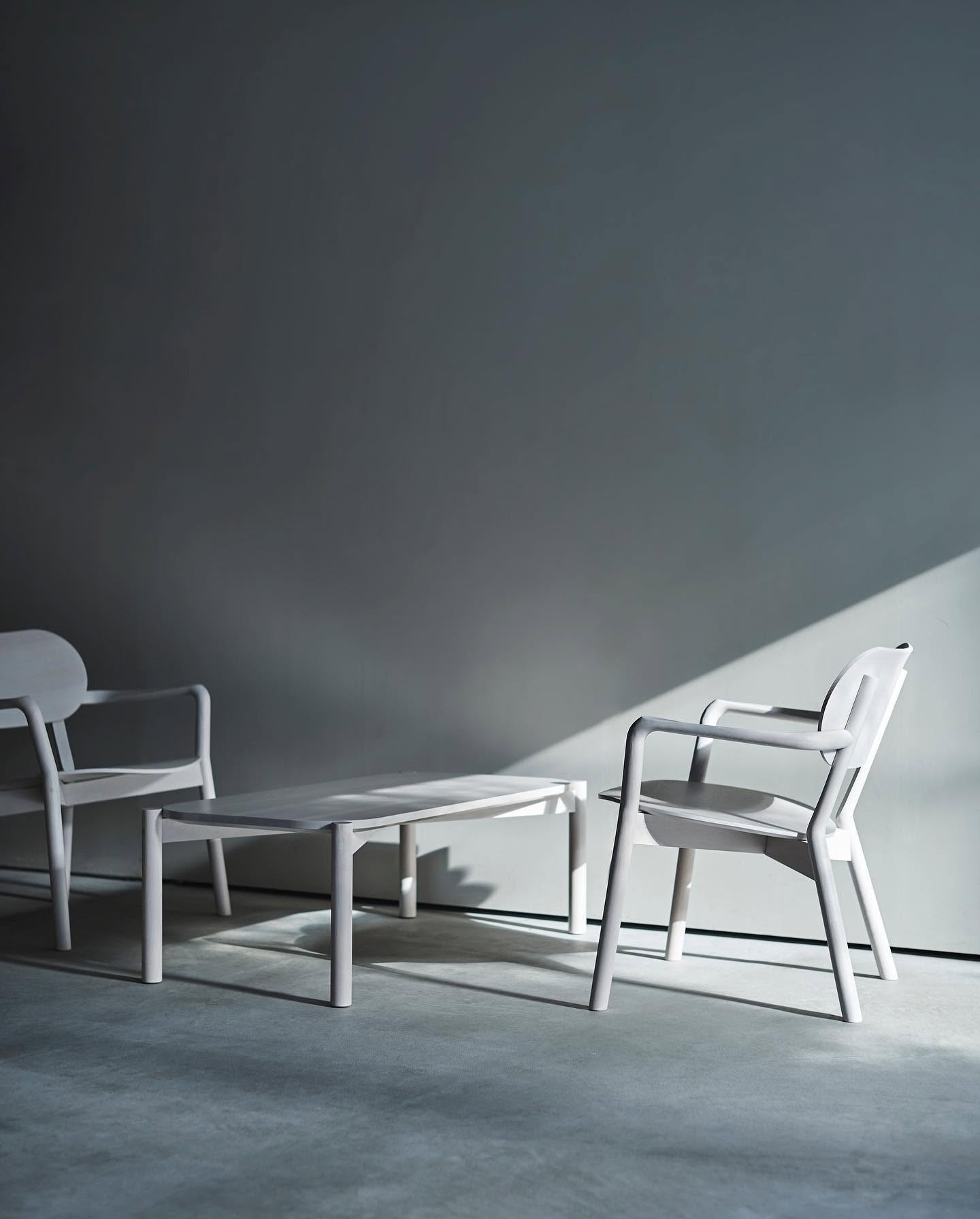 castor low chair en situation — Karimoku New Standard