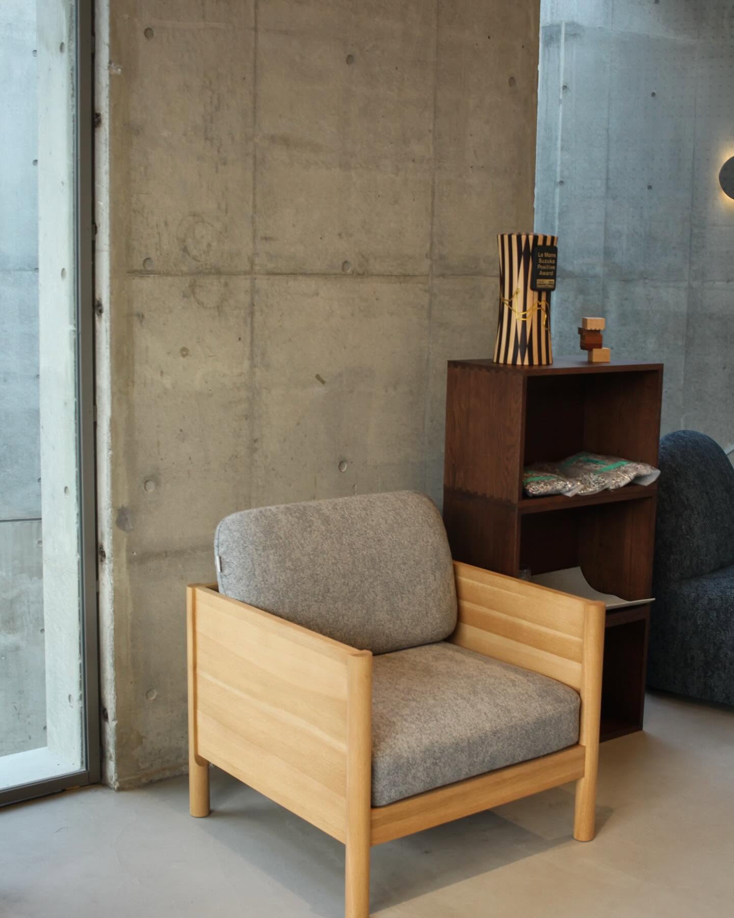 castor low chair en situation — Karimoku New Standard