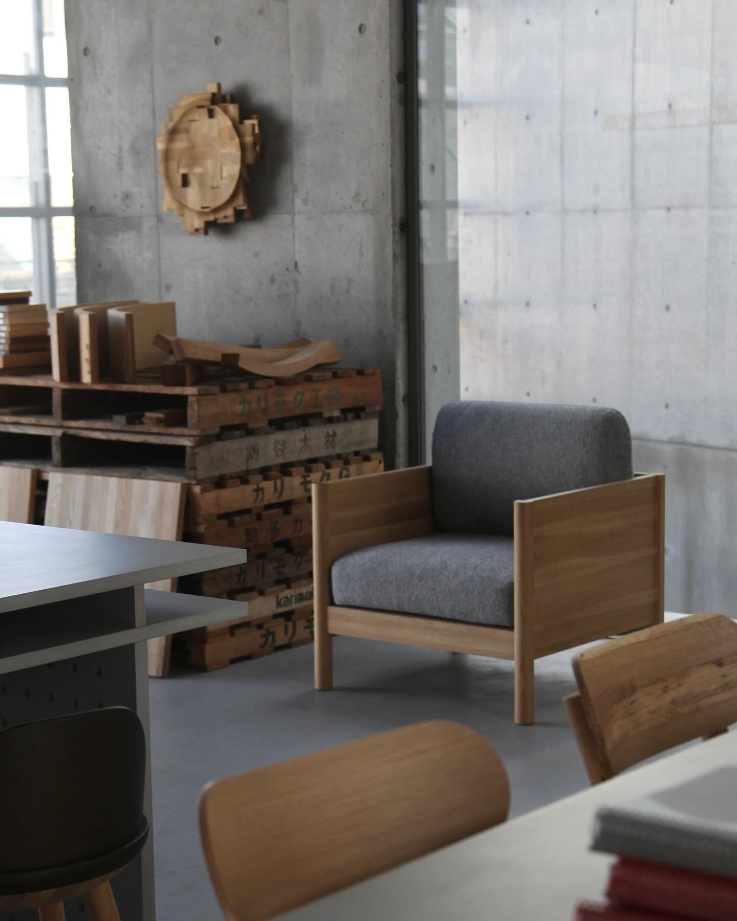 castor low chair en situation — Karimoku New Standard