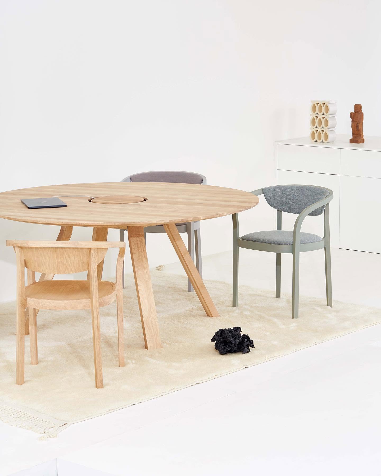 colour wood sidechair en situation — Karimoku New Standard
