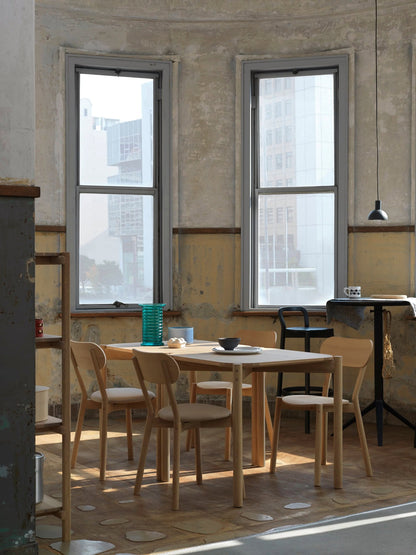 castor table en situation — Karimoku New Standard