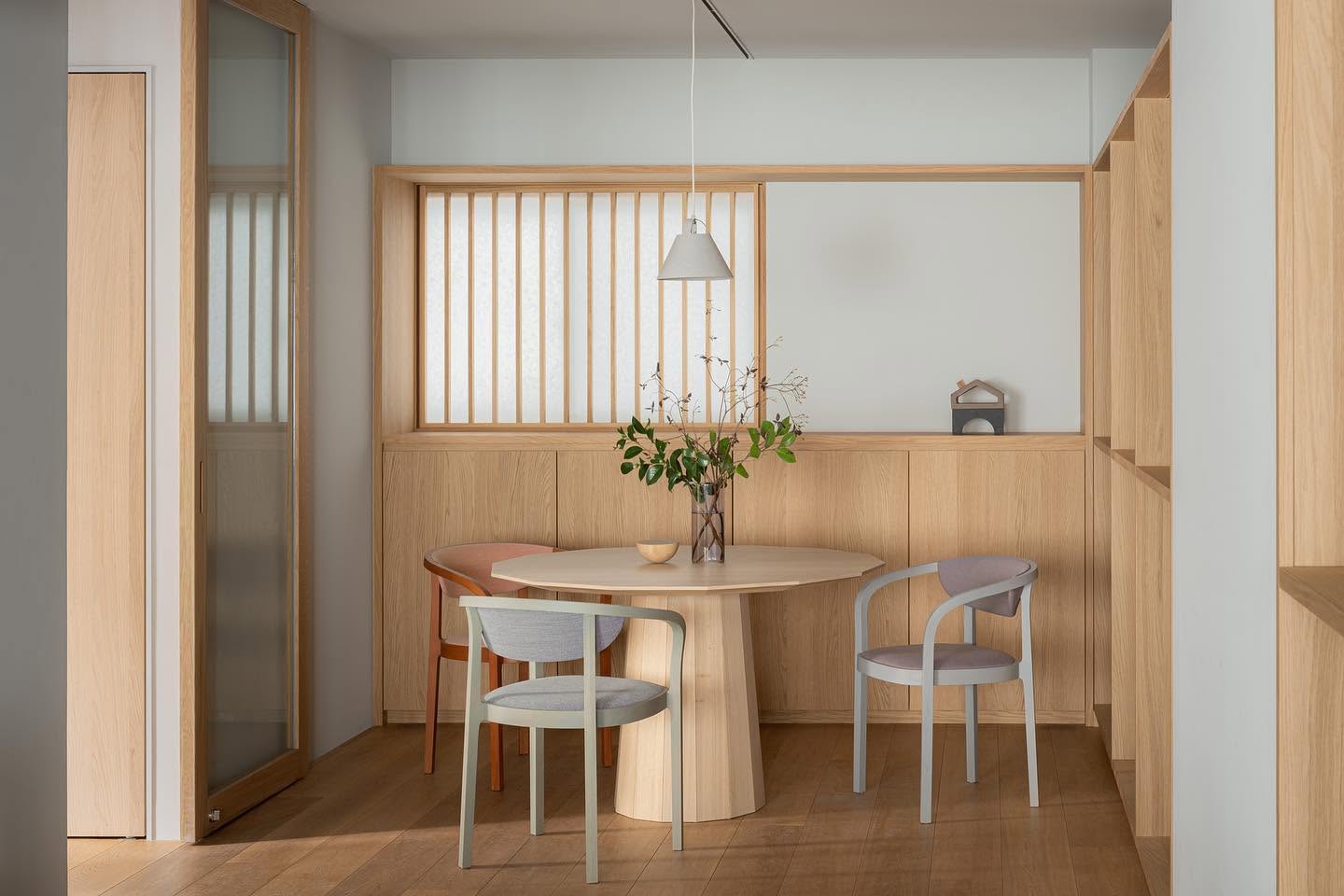 castor table en situation — Karimoku New Standard