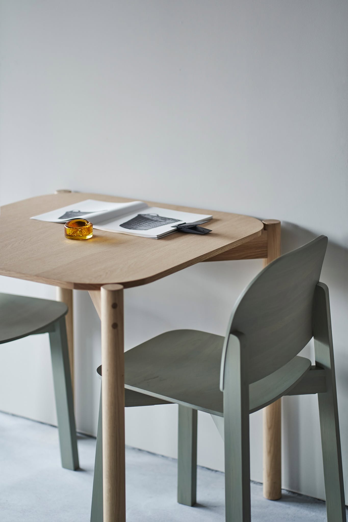 castor table en situation — Karimoku New Standard
