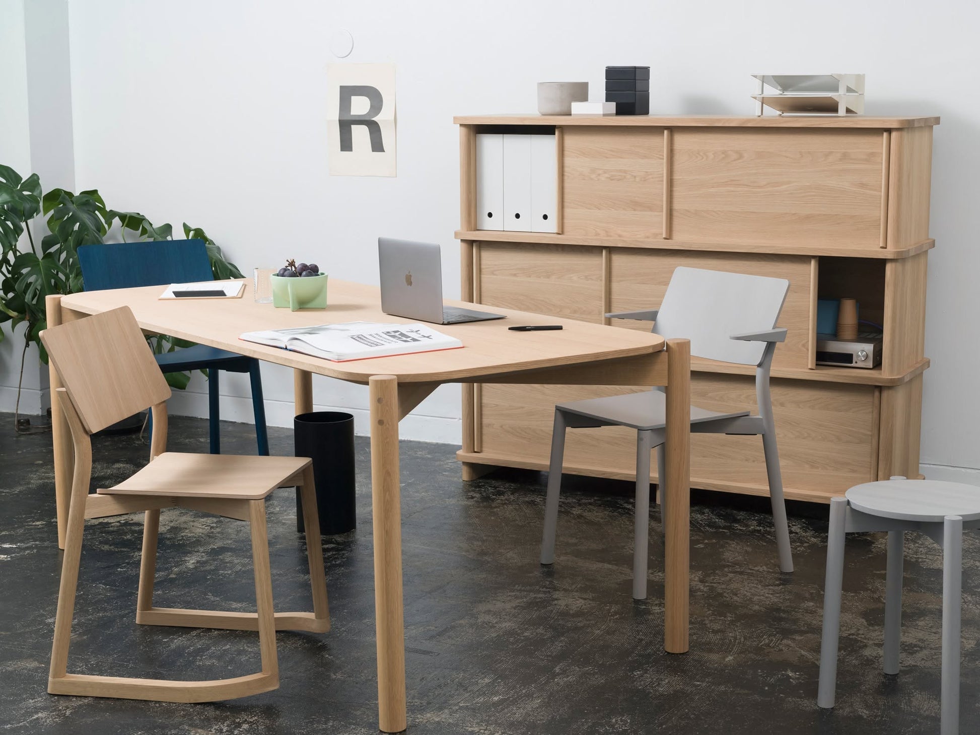 colour wood sidechair en situation — Karimoku New Standard