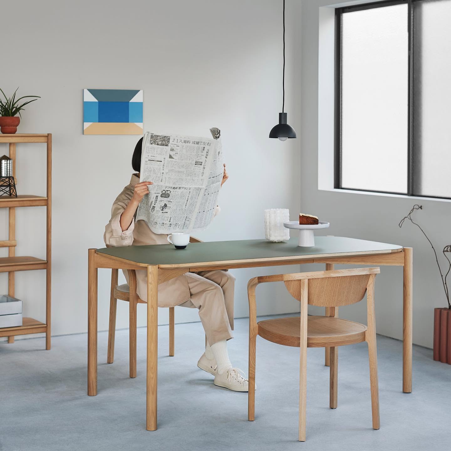 castor table linoleum en situation — Karimoku New Standard