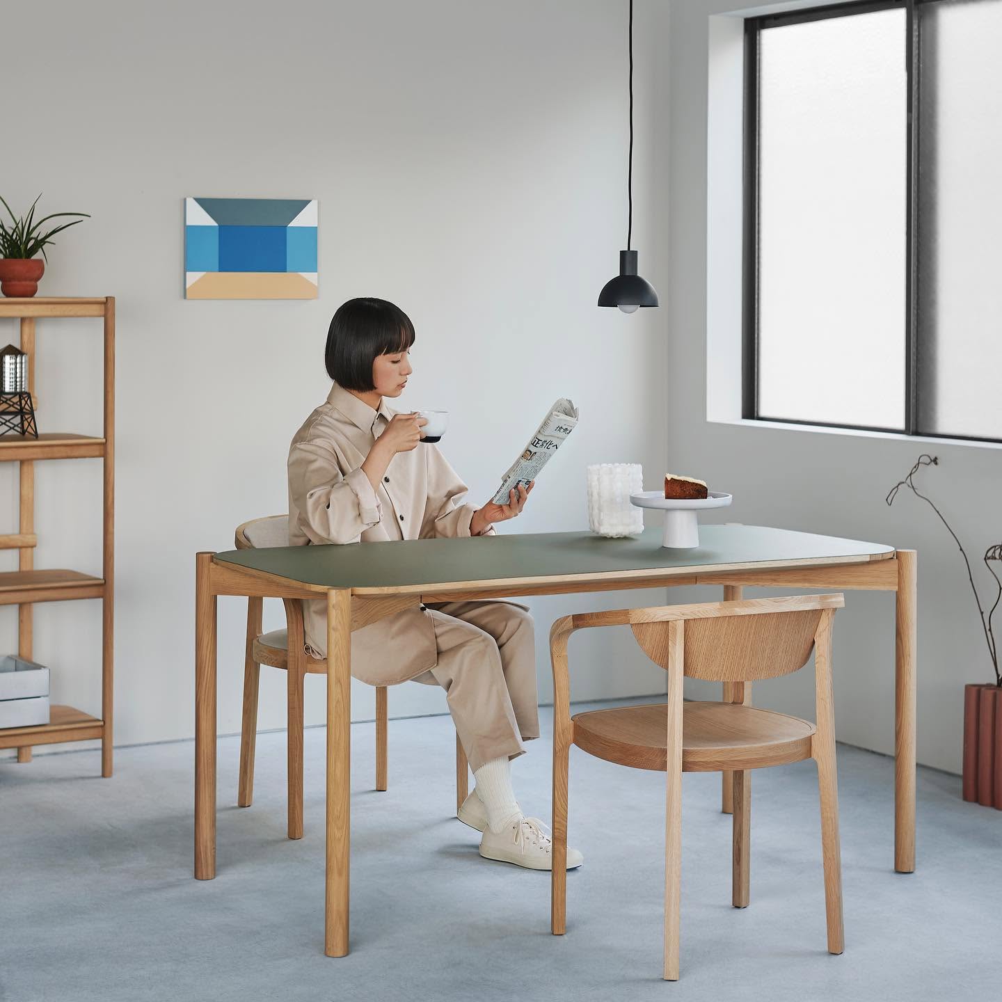castor table linoleum en situation — Karimoku New Standard