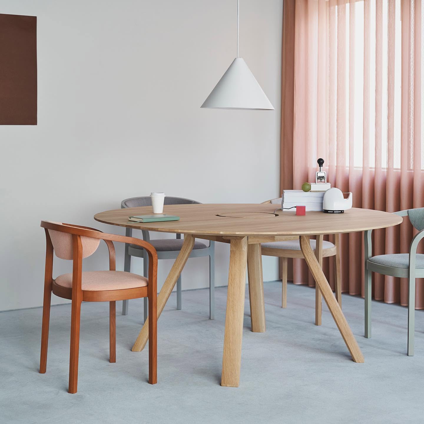 chesa chair en situation — Karimoku New Standard