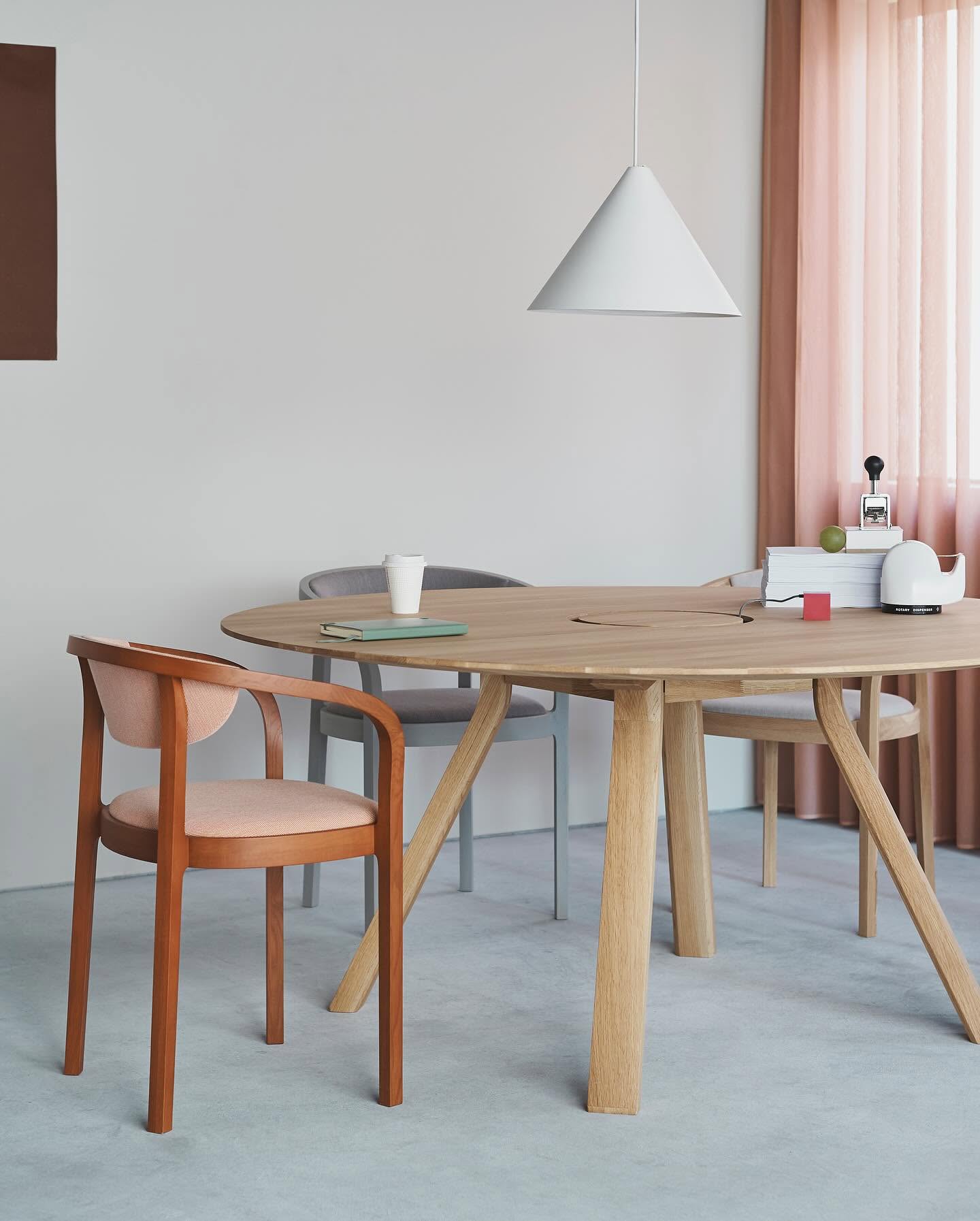 chesa chair en situation — Karimoku New Standard