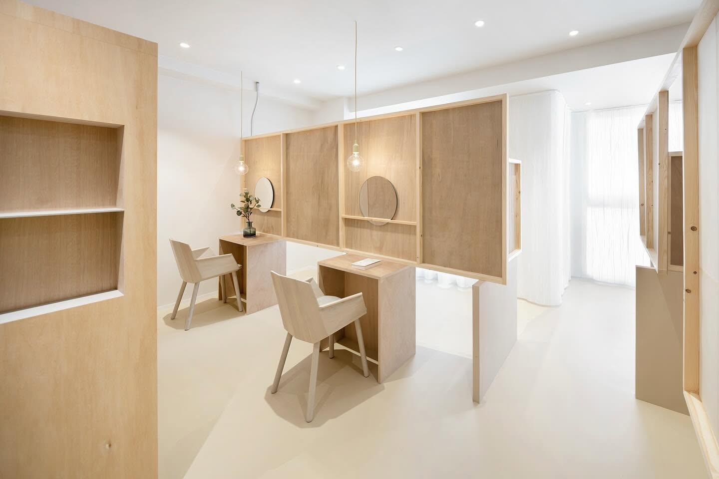 colour wood armchair en situation — Karimoku New Standard